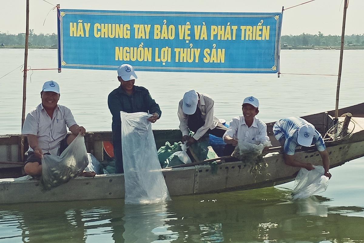 Ngăn chặn tình trạng sử dụng điện, chất độc, chất nổ, nghề và ngư cụ cấm để khai thác thủy sản