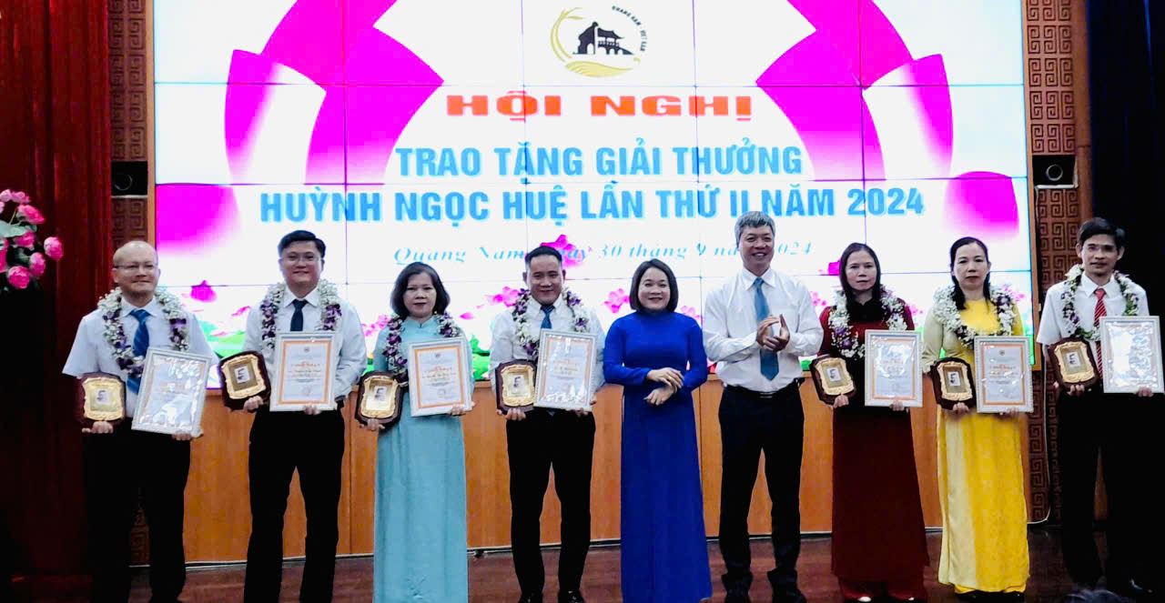 Đoàn viên công đoàn Sở Nông nghiệp và PTNT được trao tặng Giải thưởng Huỳnh Ngọc Huệ lần thứ II năm 2024